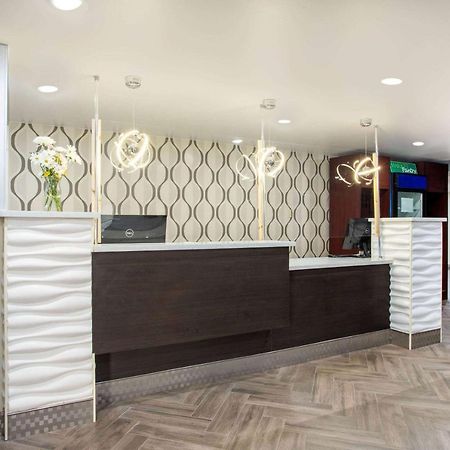 Wingate By Wyndham Bloomington Hotell Exteriör bild