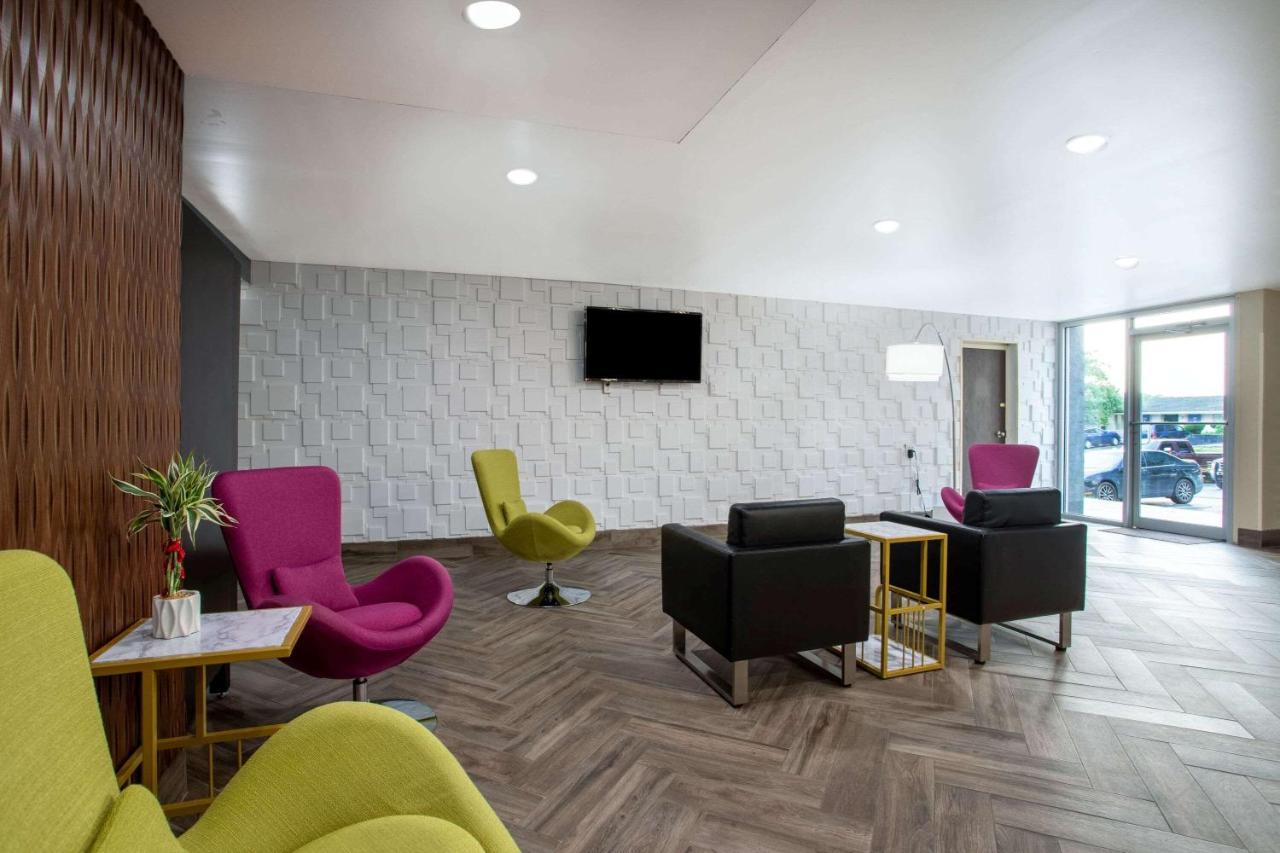 Wingate By Wyndham Bloomington Hotell Exteriör bild